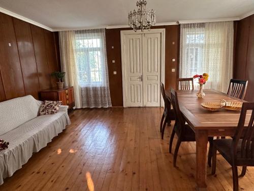 sala de estar con mesa y sofá en Cozy cottage, en Zugdidi