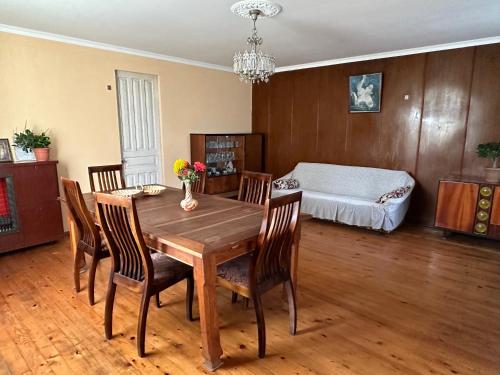 comedor con mesa, sillas y cama en Cozy cottage, en Zugdidi