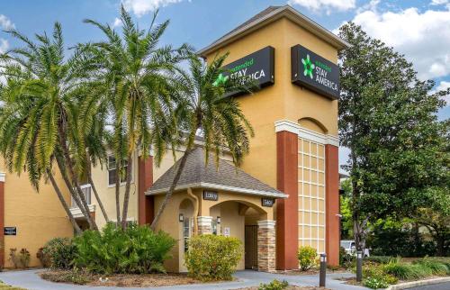 budynek z palmami przed nim w obiekcie Extended Stay America Select Suites - Tampa - North Airport w mieście Tampa