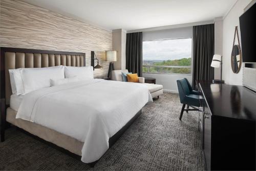 een hotelkamer met een groot wit bed en een raam bij The Westin Baltimore Washington Airport - BWI in Linthicum Heights