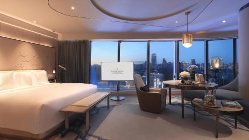 Cama ou camas em um quarto em InterContinental Beijing Sanlitun, an IHG Hotel