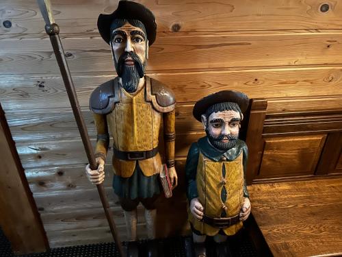 une statue d'un homme et d'un homme en uniforme dans l'établissement Lake village donaludo Pension, à Kitashiobara