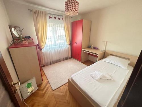 Rúm í herbergi á Apartament in Lugoj Gabriela