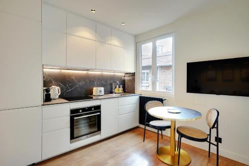 A kitchen or kitchenette at Charming Apartment by Les Maisons de Charloc Homes