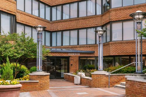 um grande edifício de tijolos com um pátio em frente em Sonder Georgetown C&O em Washington