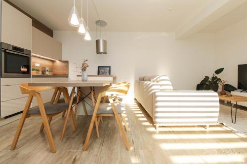 - une cuisine et une salle à manger avec une table et des chaises dans l'établissement Apartmen centrum Trnava, à Trnava