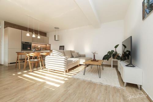 - un salon avec un canapé et une table dans l'établissement Apartmen centrum Trnava, à Trnava