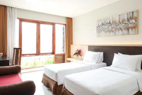 Tempat tidur dalam kamar di The Grand Hill Resort-Hotel