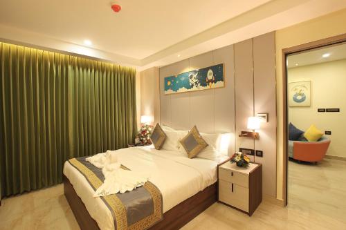 Tempat tidur dalam kamar di EMILYS By JDANIELS