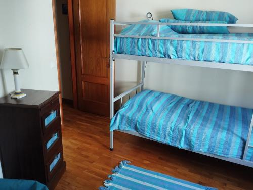 1 dormitorio con 2 literas y vestidor en Dom Camilo Alojamento local, en Minde