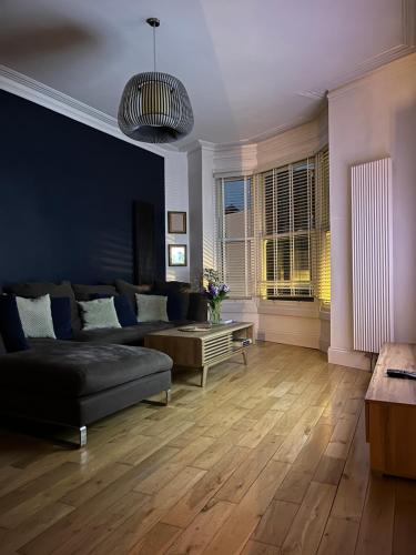 Area tempat duduk di The Clock Tower Apartment - Spacious, Modern, 2 bed Apartment , Southsea with Free parking - sleeps 4