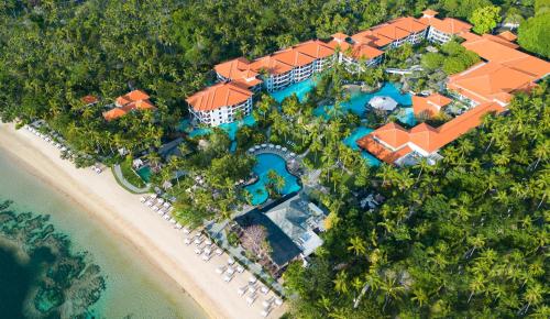 una vista aérea de un complejo en la playa en The Laguna, A Luxury Collection Resort & Spa, Nusa Dua, Bali, en Nusa Dua