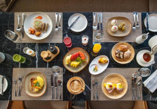 una mesa con platos de comida. en The Laguna, A Luxury Collection Resort & Spa, Nusa Dua, Bali, en Nusa Dua