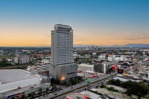 Un palazzo alto in una città con una città di Holiday Inn & Suites Rayong City Centre, an IHG Hotel a Rayong