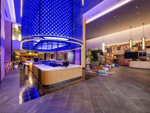 Novotel Nara tesisinde bir televizyon ve/veya eğlence merkezi