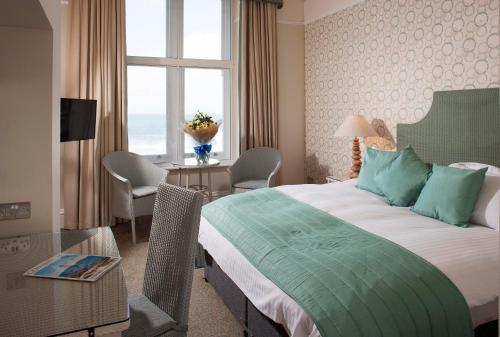 Cama ou camas em um quarto em The Headland Hotel and Spa