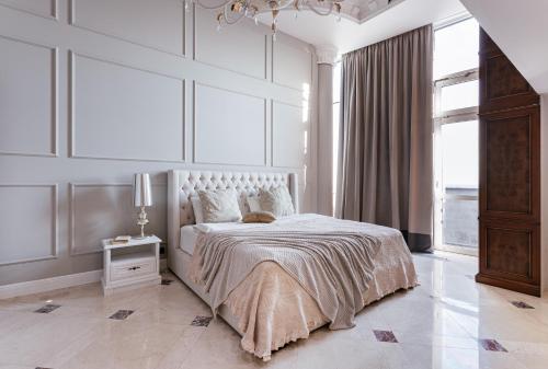 A bed or beds in a room at Апартаменты RoofPort