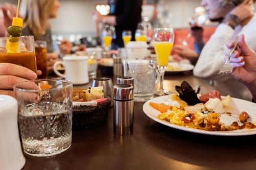 Makanan di atau berdekatan hotel