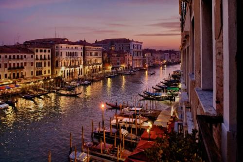 um grupo de barcos ancorados num canal à noite em Antica Locanda Sturion Residenza d'Epoca em Veneza