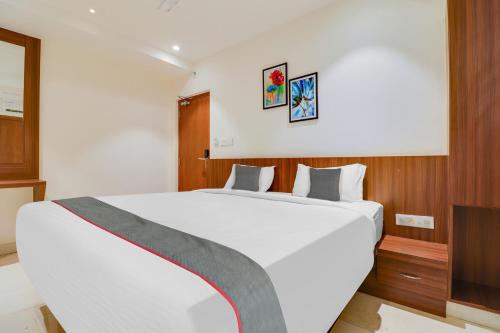 A bed or beds in a room at Super Townhouse RCC Lamps