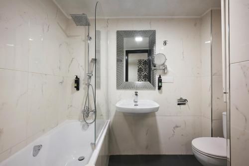 Hotel des Congrès et Festivals tesisinde bir banyo