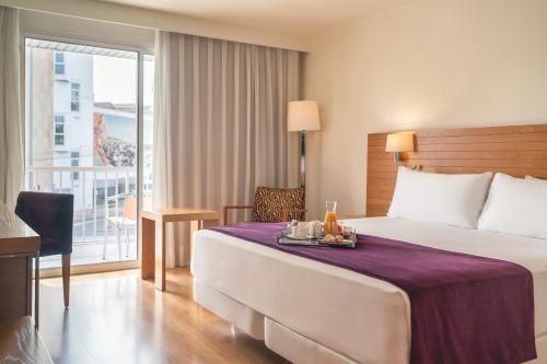 A bed or beds in a room at Hesperia Ciudad de Mallorca