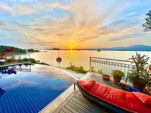 uma piscina numa casa com vista para a água em Ece Hotel Sovalye Island em Fethiye