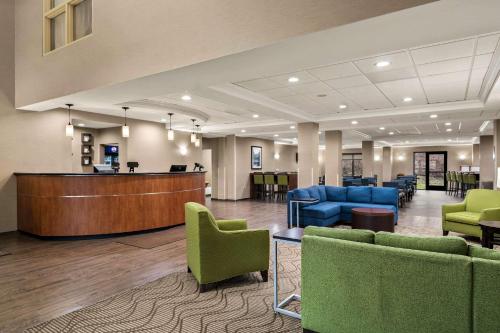 Svetainės erdvė apgyvendinimo įstaigoje Comfort Suites Hummelstown - Hershey