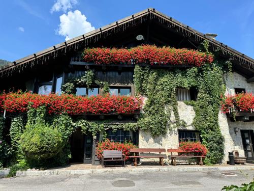 un edificio con flores a un lado. en Albergo Ristorante Al Fratè da Streza, en Madonna di Campiglio