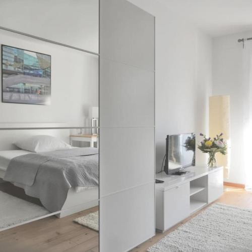 A bed or beds in a room at Exclusive Apartment in prime location of Darmstadt