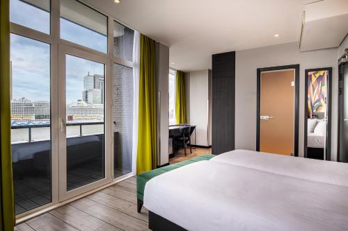 Giường trong phòng chung tại Thon Hotel Rotterdam City Centre