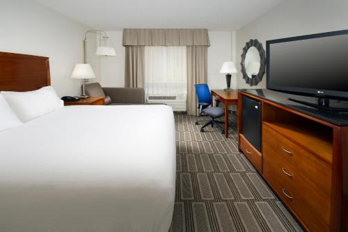 Televisi dan/atau pusat hiburan di Holiday Inn Express Baltimore At The Stadiums, an IHG Hotel