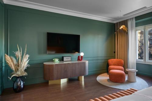 Uma TV ou centro de entretenimento em Verno House Budapest, Vignette Collection, an IHG Hotel