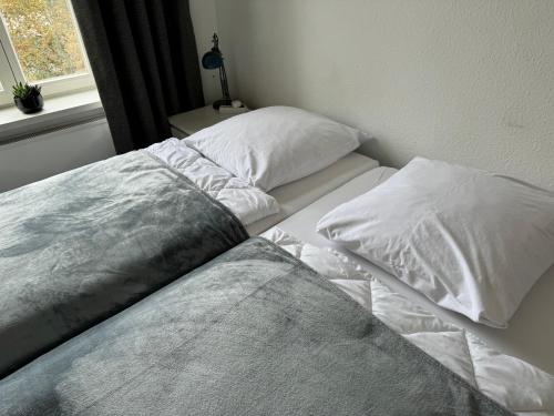 Una cama o camas en una habitación de Moderne 4 Zimmer Apartment mit Bergblick Stadtzentrum Contactless Check-in