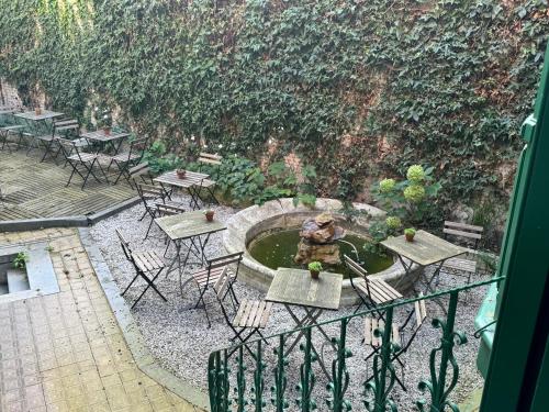 un patio avec des tables et des chaises et une fontaine dans l'établissement Hotel Rubenshof, à Anvers