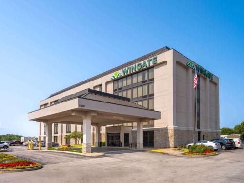 圣安Wingate by Wyndham St Louis Airport的停车场有市场标志的建筑物