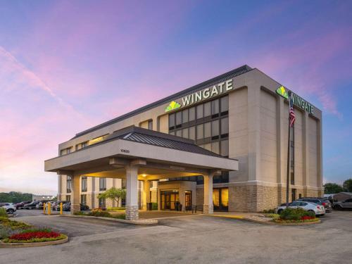 圣安Wingate by Wyndham St Louis Airport的停车场的温哥特式办公楼