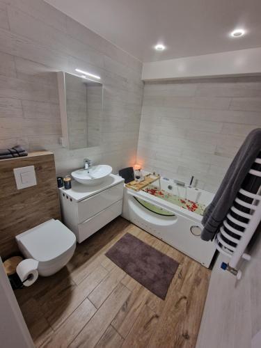 y baño con lavabo, aseo y bañera. en Apartament w centrum, en Kętrzyn