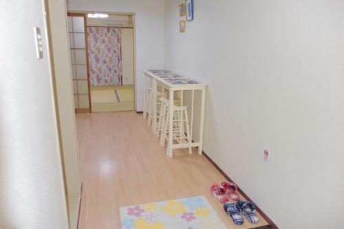 Pokój z ladą i pokój ze stołem w obiekcie Aoisora Aoiumi no guest house - Vacation STAY 74840v w mieście Takamatsu