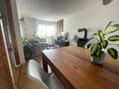 een woonkamer met een houten tafel en planten bij MiniLoft Andernach in Andernach