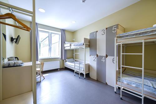 Nykščio Hostel tesisinde bir odada yatak veya yataklar