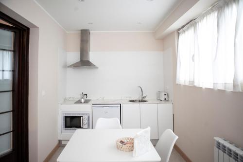 A kitchen or kitchenette at Apartamentos La Canal