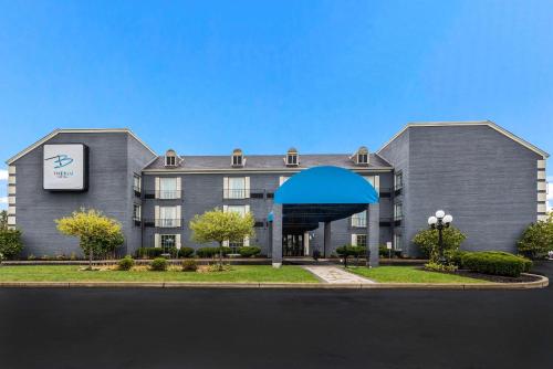 Un edificio con un orologio sulla parte anteriore di The Blu Hotel Blue Ash Cincinnati, Ascend Hotel Collection a Blue Ash