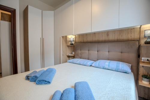 ein Schlafzimmer mit einem Bett mit blauen Handtüchern darauf in der Unterkunft Perseo case vacanze Mameli Apartment in Olbia