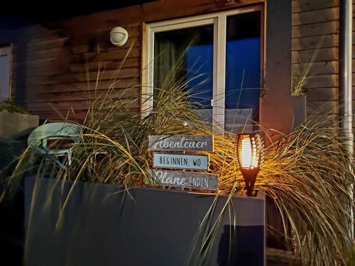 a planter with street signs in front of a house at Hafensuite iPURA VIDA! - für Leben-Genießer in Kappeln