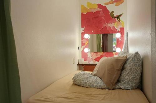 Llit o llits en una habitació de 女性専用ゲストハウスTravel Stay UTSUNOMIYA