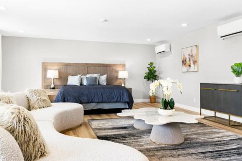 uma sala de estar com uma cama e um sofá em Serene Vegas Boutique Hotel Las Vegas em Las Vegas