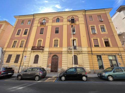 um edifício com três carros estacionados em frente em Novità in centro a Cagliari em Cagliari