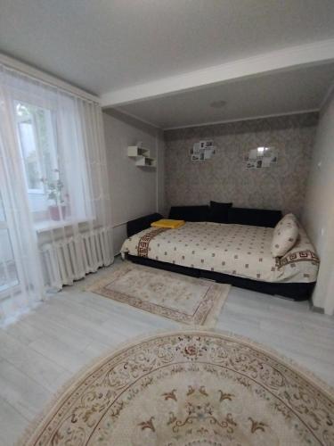 1 Schlafzimmer mit 2 Betten und einem großen Fenster in der Unterkunft Balti Apartment in Bălţi