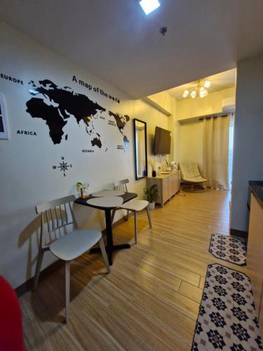 une chambre avec une carte du monde sur le mur dans l'établissement Homestayed ilo, à Iloilo